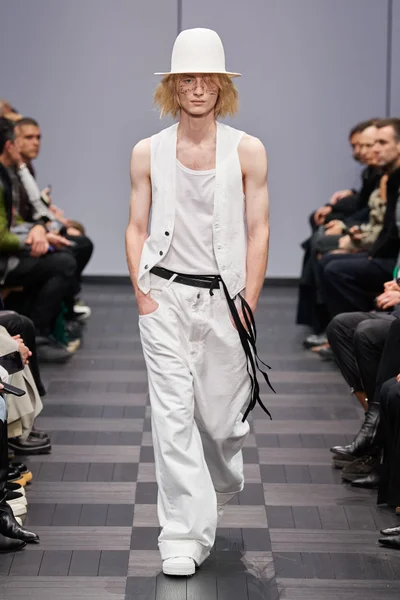 Look 18